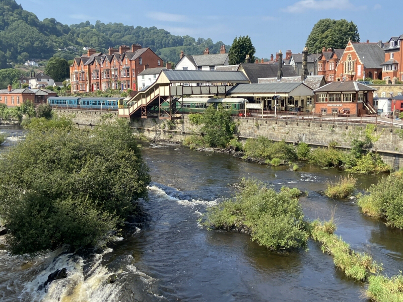 4-car DMU at Llangollen Station